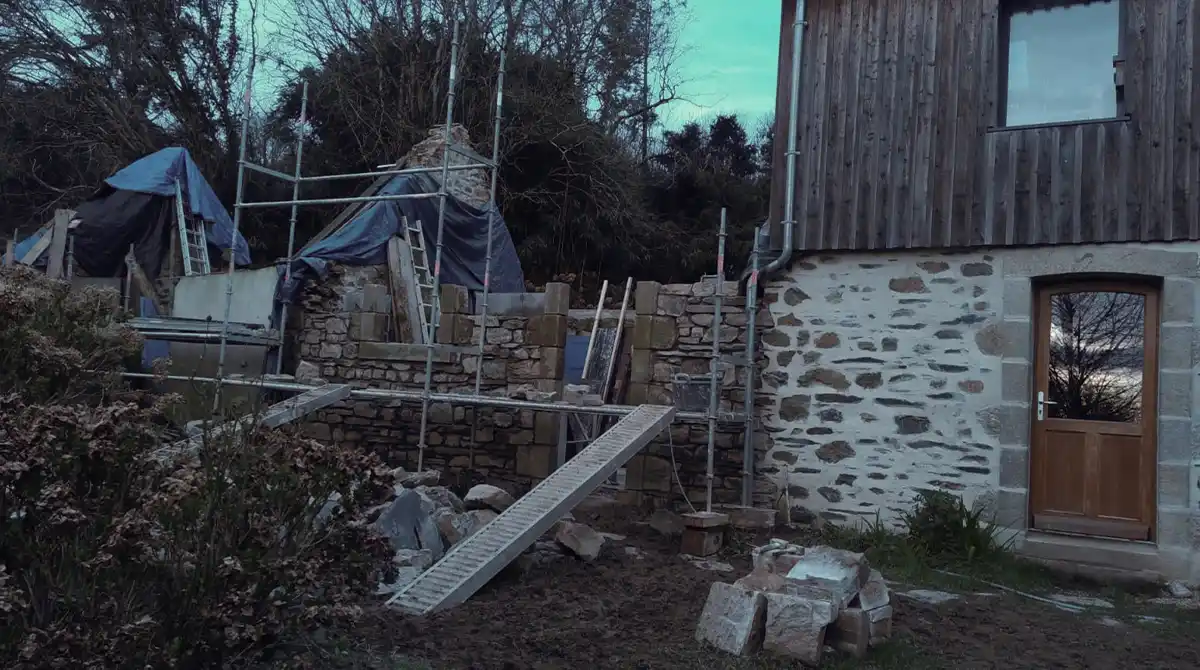 Entreprise familiale bretonne spécialisée dans la maçonnerie écologique et traditionnelle de maisons anciennes en pierre du Finistère