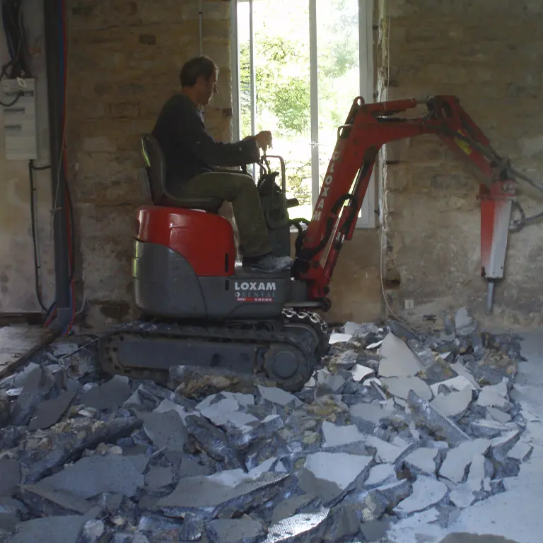 Construction Hérisson ventilé : démolition ancienne dalle d'une maison ancienne