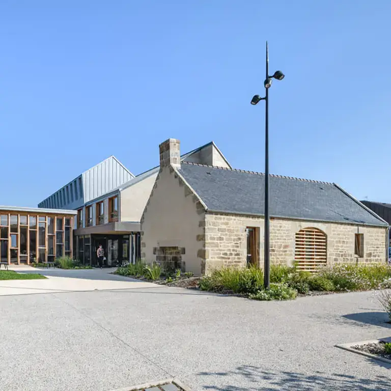 EcoRénov, entreprise spécialisée dans la restauration du bâti ancien, a réalisé l'écorénovation du Penty de la Mairie de Ergué-Gaberic dans le Finistère.