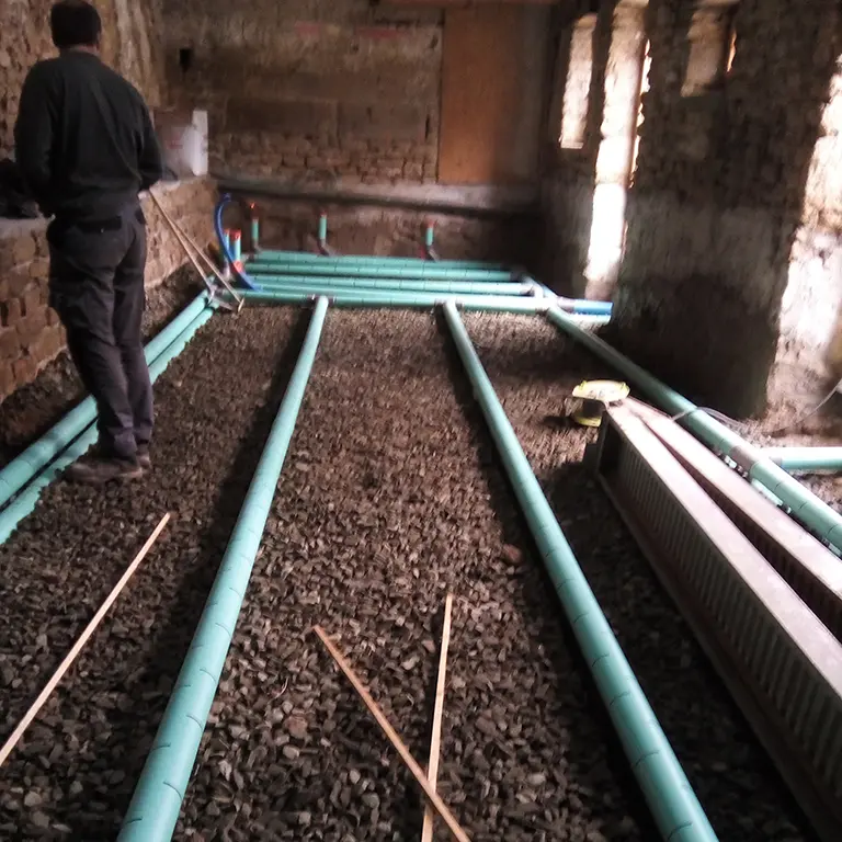 Pose du drain de l'hérisson ventilé