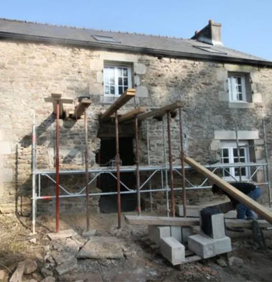 Restauration bâti ancien,éco-habitat,rénovation maison ancienne,écorénovation,maçonnerie pierre,matériaux naturels,maisons bretonnes,rénovation finistère,rénovation écologique habitat,restauration écologique de bâti ancien,enduit chaux-chanvre,enduit chaux-sable,isolation,maçonnerie,chanvre,quimper,chateaulin,hérisson ventilé,aménagement intérieur,petite charpente,extension