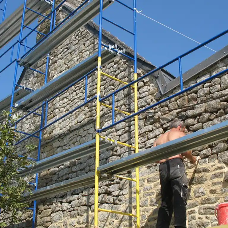 Locronan : restauration des joints avec enduit chaux-sable de la façade d'une maison classée