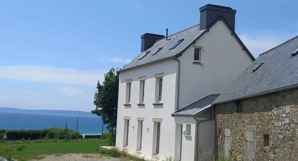 Telgruc-sur-Mer, maison en pierre a bénéficié d’une rénovation complète menée par l’entreprise EcoRénov