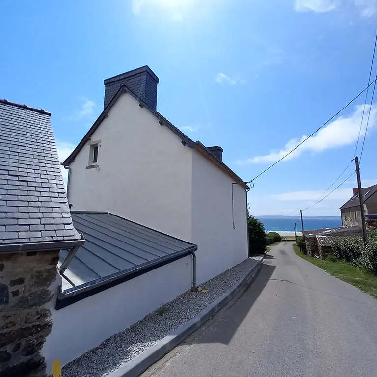 Vue du pignon de la maison de Telgruc-sur-mer après les travaux de rénovation