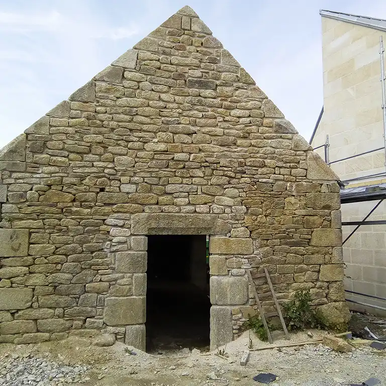 Pignon du penty de la mairie d'Ergué-Gaberic en travaux