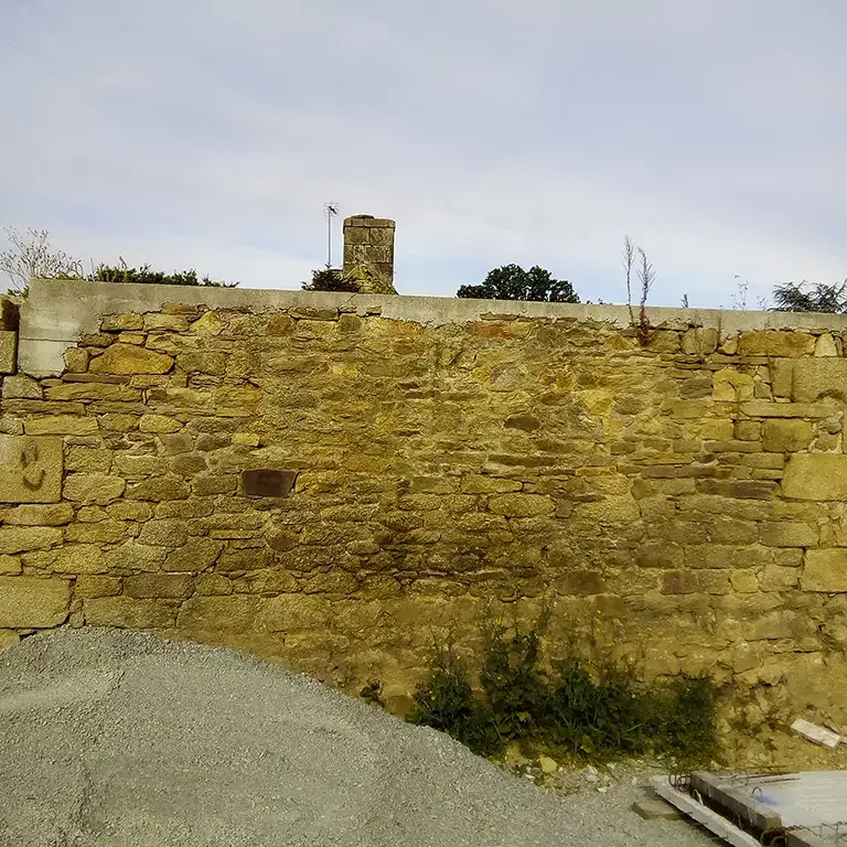 Pignon du penty de la mairie d'Ergué-Gaberic avant travaux