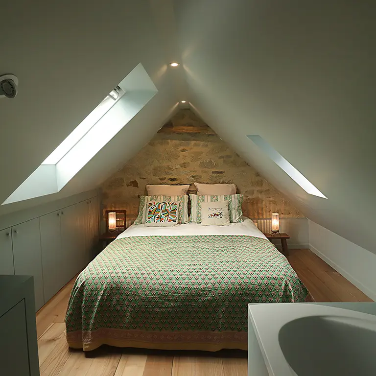 interieur-maison-ancienne-cleden-cap-sizun-enduits-chaux-chanvre-Joints-chaux-sable-mur-chambre