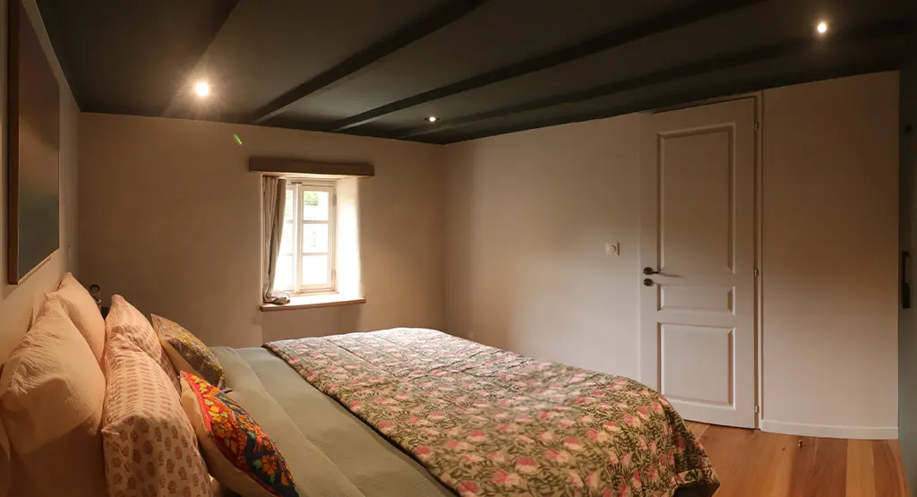 interieur-maison-ancienne-cleden-cap-sizun-enduits-chaux-chanvre-chambre