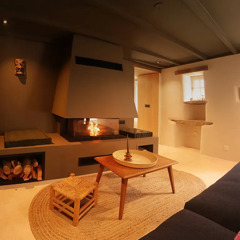interieur-maison-ancienne-cleden-cap-sizun-enduits-chaux-chanvre-salon