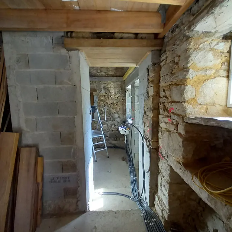 interieur-maison-ancienne-cleden-cap-sizun-travaux-maconnerie